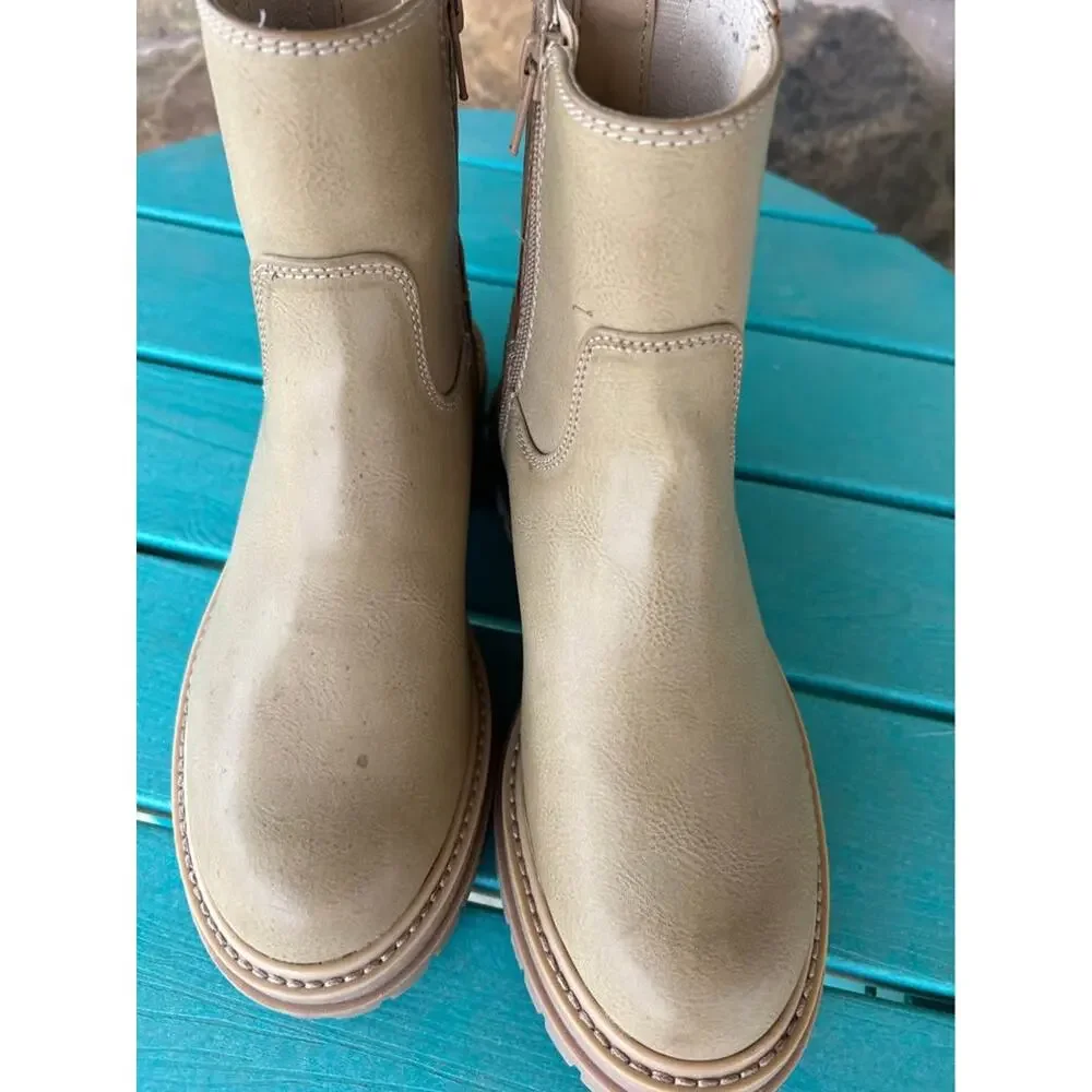 Chunky Lug Sole Chelsea Boots Tan Taupe Size 7 Time and Tru